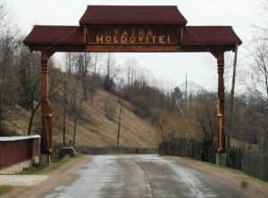 Paste-In-Bucovina-2-Poarta-Vatra-Moldovitei